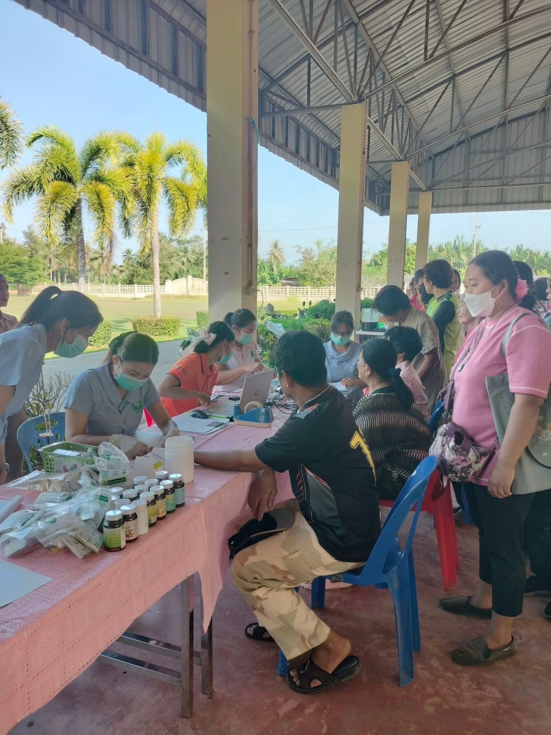 กิจกรรม อบต.บางชนะร่วมกับ รพ.สต.บางชนะ พบปะชาวบ้าน เจาะเลือด คัดกรองสารเคมี ตรวจฟัน