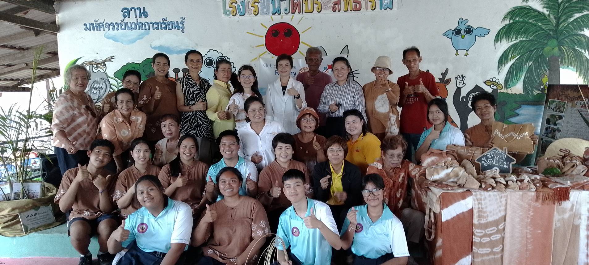 อบต.บางชนะ กลุ่มผ้ามัดย้อมและสโมสรโรตารี ตาปี ต้อนรับนักท่องเที่ยว เรียนรู้และจัดกิจกรรมให้กับชาวต่างชาติ เรื่องการมัดผ้า ย้อมผ้า สีธรรมชาติจากพืชริมคลอง