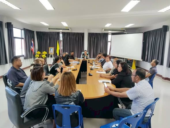 -วันพุธที่ 4 มีนาคม 2569
-เวลาประมาณ 13:30 น.
ณ ห้องประชุมองค์การบริหารส่วนตำบลบางชนะ
นายณัฐวุฒิ  ดวงมุสิก นายกองค์การบริหารส่วนตำบลบางชนะ พร้อมคณะผู้บริหาร  ปลัด รองปลัด หัวหน้าส่วนราชการ และพนักงานส่วนตำบล ร่วมประชุมประจำเดือนมีนาคม เพื่อชี้แจงนโยบายและแนวทางในการปฏิบัติงาน เพื่อร่วมกันขับเคลื่อนการพัฒนาตำบลบางชนะอย่างเป็นรูปธรรม